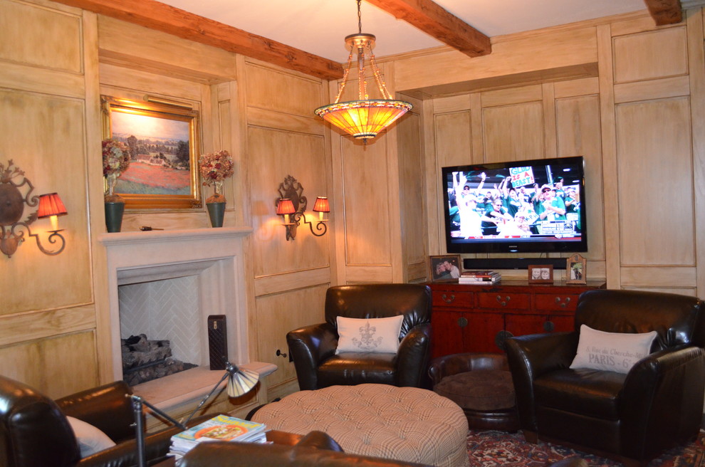 Foto de sala de estar con barra de bar abierta retro grande con paredes amarillas, moqueta, todas las chimeneas, marco de chimenea de yeso y televisor colgado en la pared
