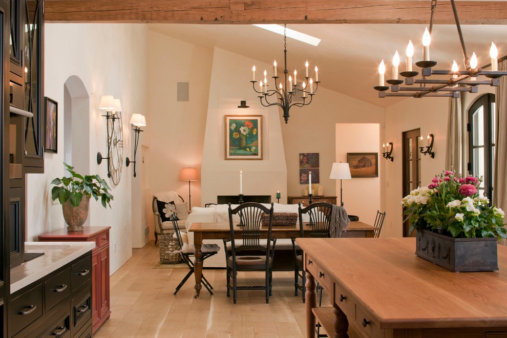 Offenes Mediterranes Wohnzimmer mit beiger Wandfarbe, braunem Holzboden und Kamin in Denver