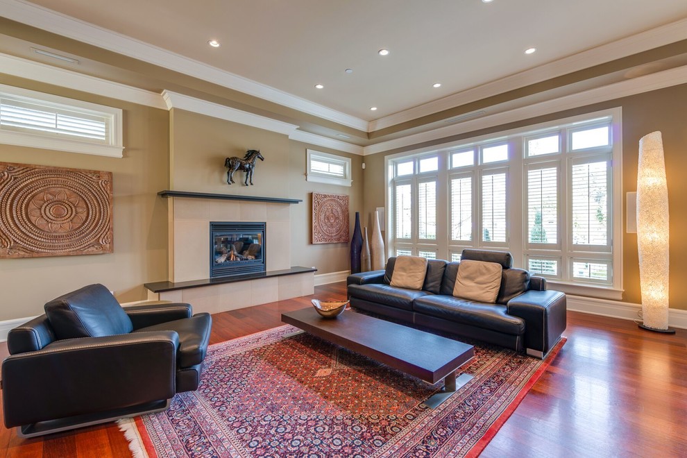 Foto de sala de estar abierta retro extra grande con paredes beige, suelo de madera en tonos medios, todas las chimeneas y marco de chimenea de hormigón