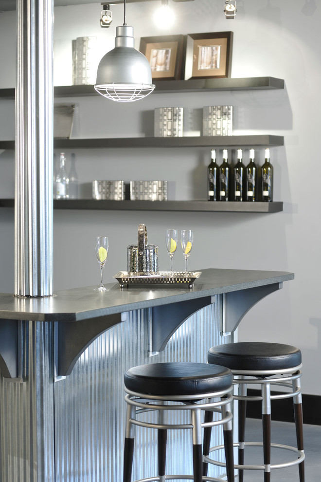 Idee per un bancone bar design con pavimento in cemento, pavimento grigio e top nero