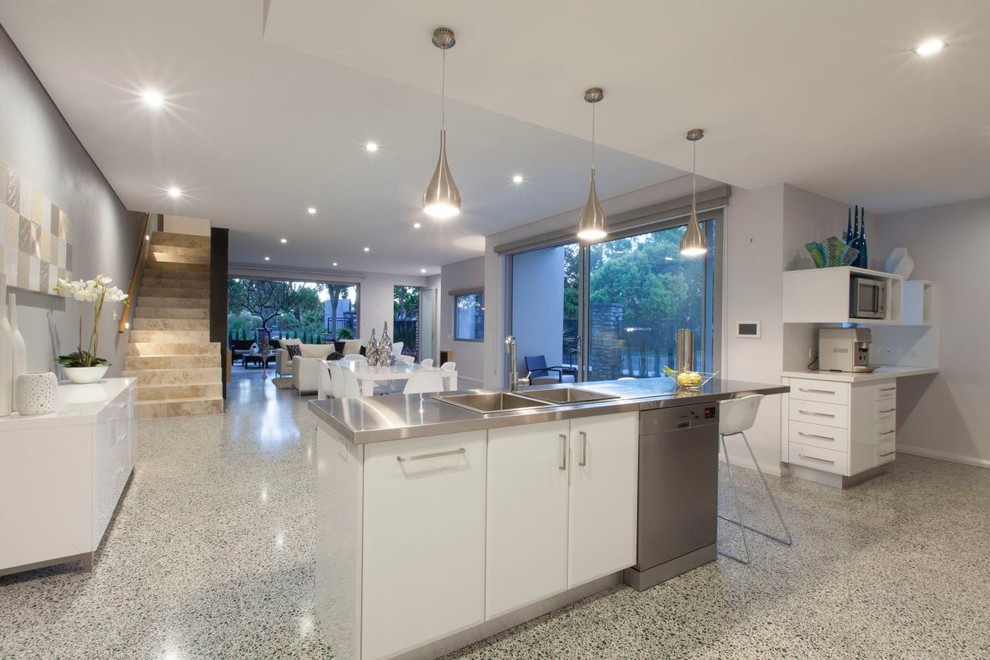 Geräumiges, Offenes Modernes Wohnzimmer mit weißer Wandfarbe, Betonboden und Eckkamin in Perth
