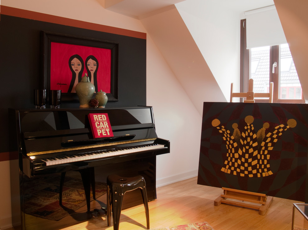 Diseño de sala de estar con rincón musical ecléctica con paredes blancas y suelo de madera en tonos medios