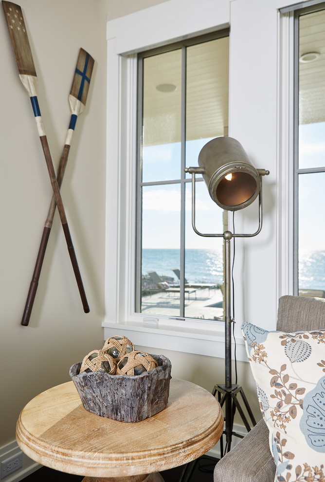 Modelo de sala de estar abierta tradicional de tamaño medio con paredes beige y suelo de baldosas de porcelana