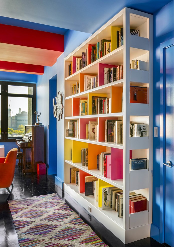 Idee per un soggiorno minimalista con pareti blu