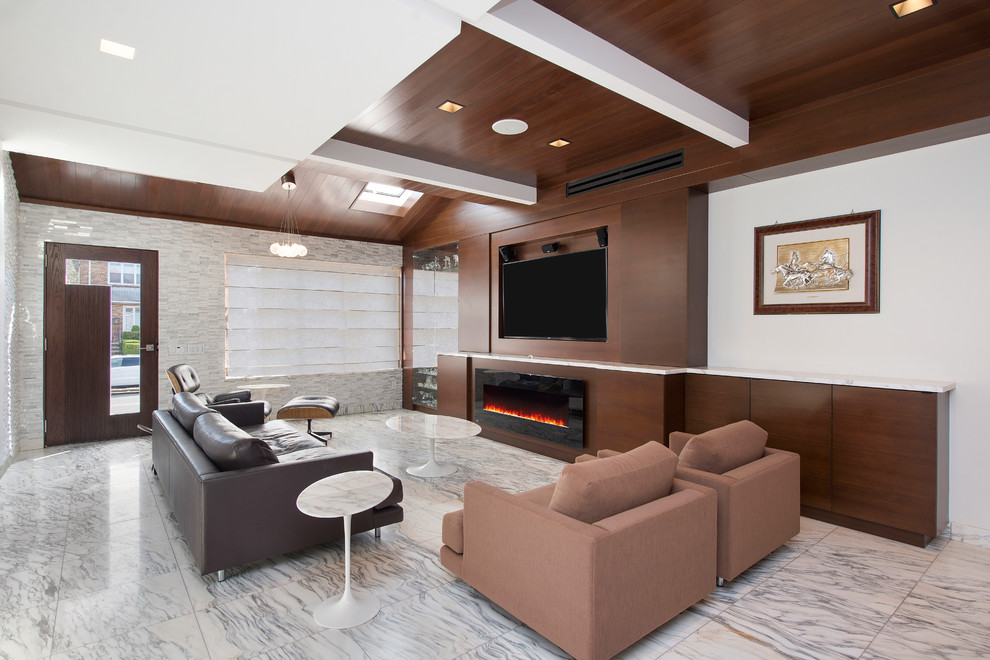 Foto de sala de estar abierta actual con paredes blancas, pared multimedia, chimenea lineal y suelo blanco