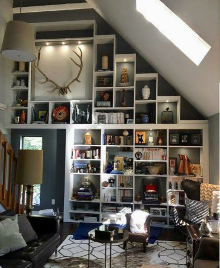 На фото: большая открытая гостиная комната в стиле модернизм с с книжными шкафами и полками, серыми стенами, светлым паркетным полом и скрытым телевизором с