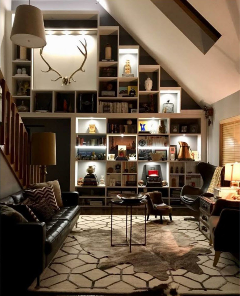 Пример оригинального дизайна: большая открытая гостиная комната в стиле модернизм с с книжными шкафами и полками, серыми стенами, светлым паркетным полом, скрытым телевизором и разноцветным полом