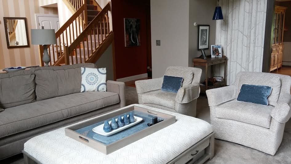 Immagine di un grande soggiorno classico aperto con pareti beige, moquette, nessun camino e TV autoportante