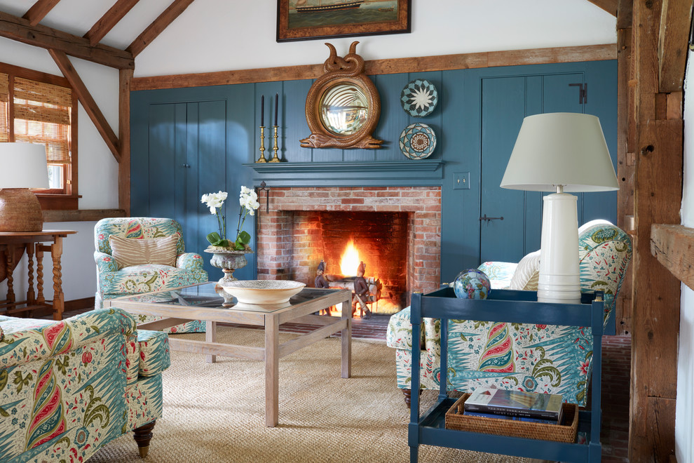 Réalisation d'un salon champêtre avec un mur bleu, une cheminée standard et un manteau de cheminée en brique.