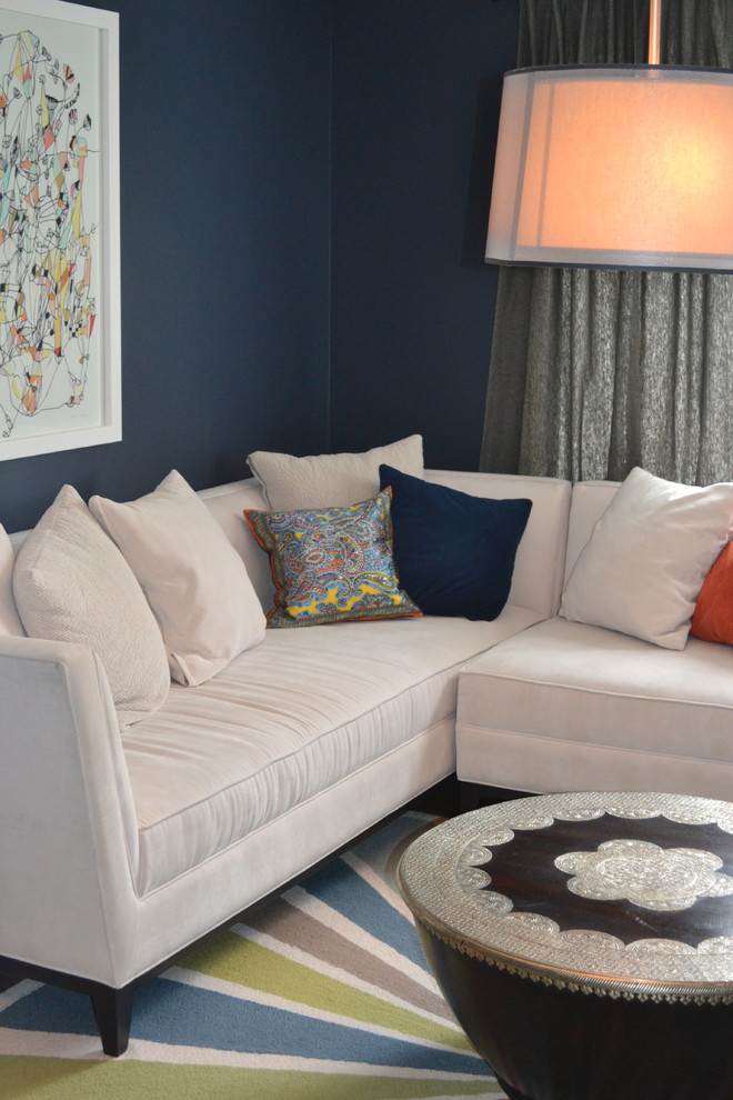 Modelo de sala de estar cerrada retro pequeña con paredes azules, suelo de madera en tonos medios y suelo marrón