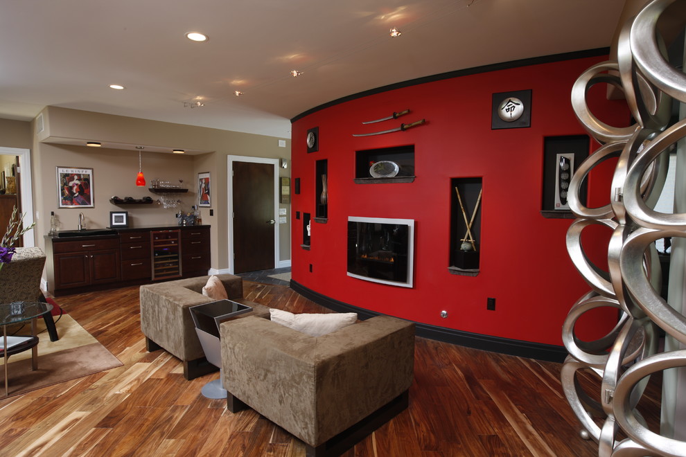 На фото: огромная открытая гостиная комната в современном стиле с домашним баром, красными стенами, паркетным полом среднего тона и отдельно стоящим телевизором