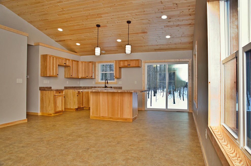 Пример оригинального дизайна: открытая гостиная комната среднего размера в стиле рустика с белыми стенами, полом из линолеума и коричневым полом без камина