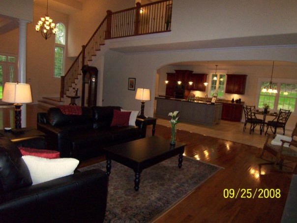Idee per un soggiorno classico con pavimento in legno massello medio