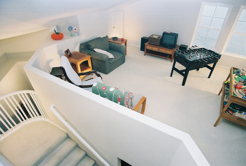 На фото: двухуровневая комната для игр среднего размера в классическом стиле с белыми стенами, ковровым покрытием и отдельно стоящим телевизором с