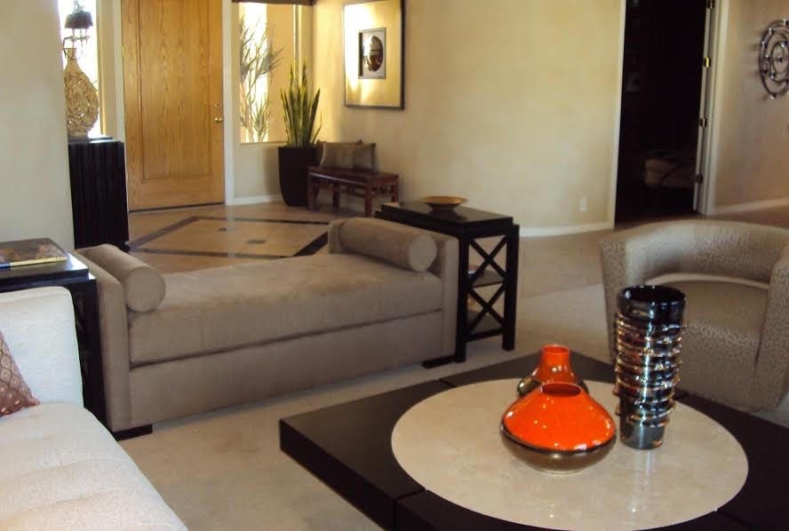 フェニックスにあるお手頃価格の広いトランジショナルスタイルのおしゃれなオープンリビング (白い壁、トラバーチンの床、コーナー設置型暖炉、石材の暖炉まわり) の写真