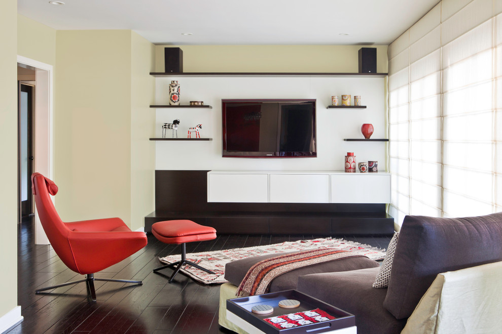 Foto di un soggiorno minimal con TV a parete
