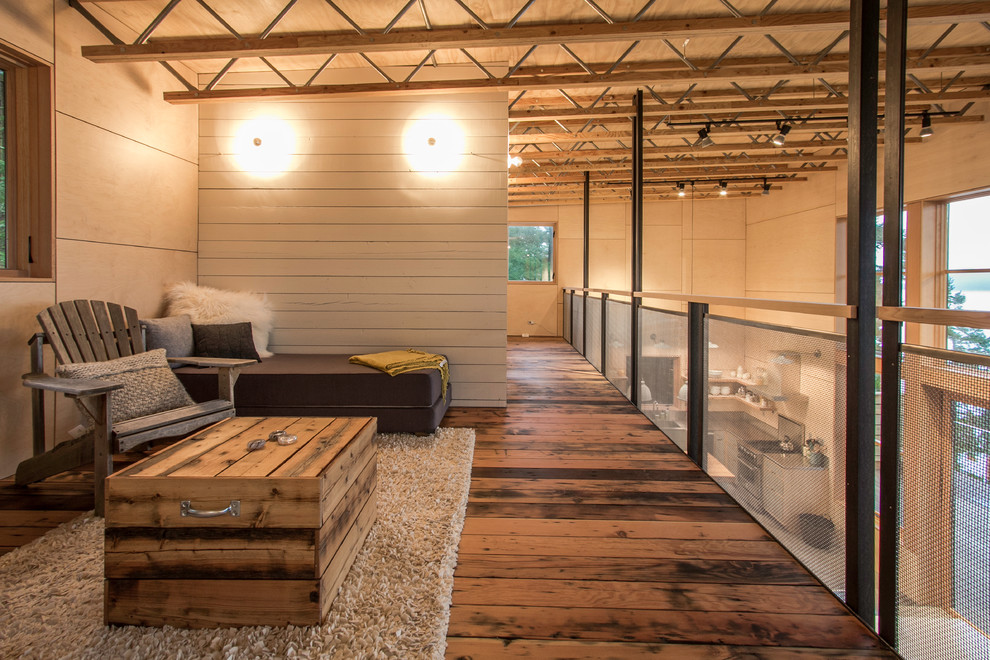 Modelo de sala de estar tipo loft rústica de tamaño medio sin chimenea con paredes beige y suelo de madera oscura