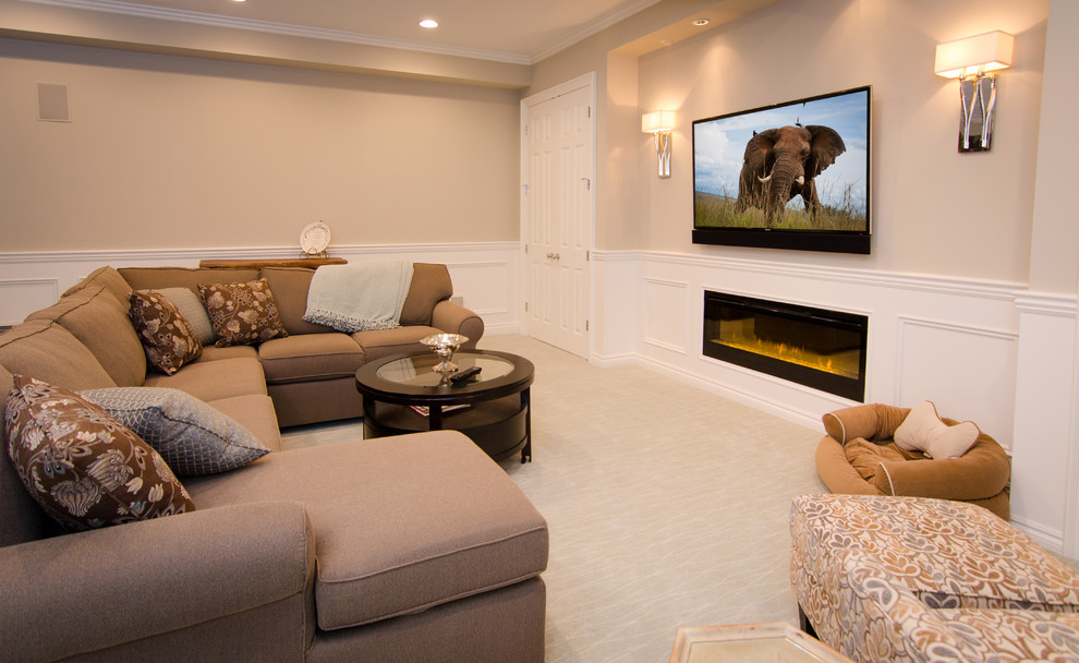 Idee per un soggiorno chic di medie dimensioni e chiuso con pareti beige, moquette, TV a parete e pavimento beige