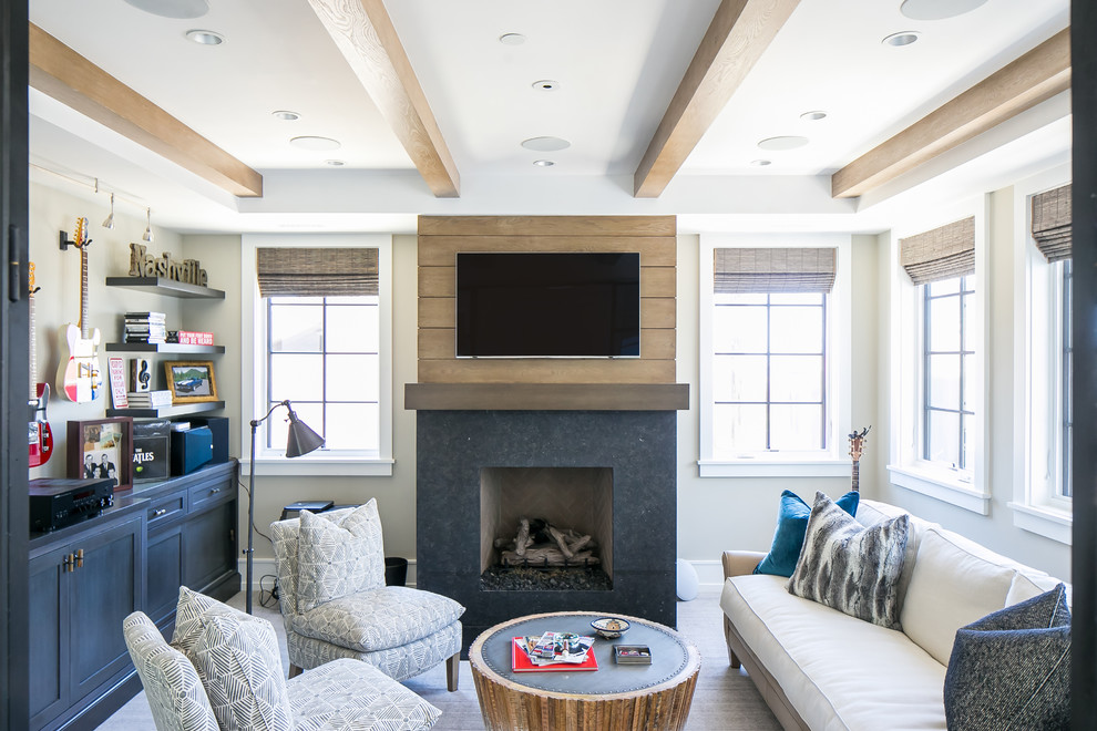 Esempio di un soggiorno stile marino con pareti beige, moquette, camino classico, TV a parete e pavimento grigio