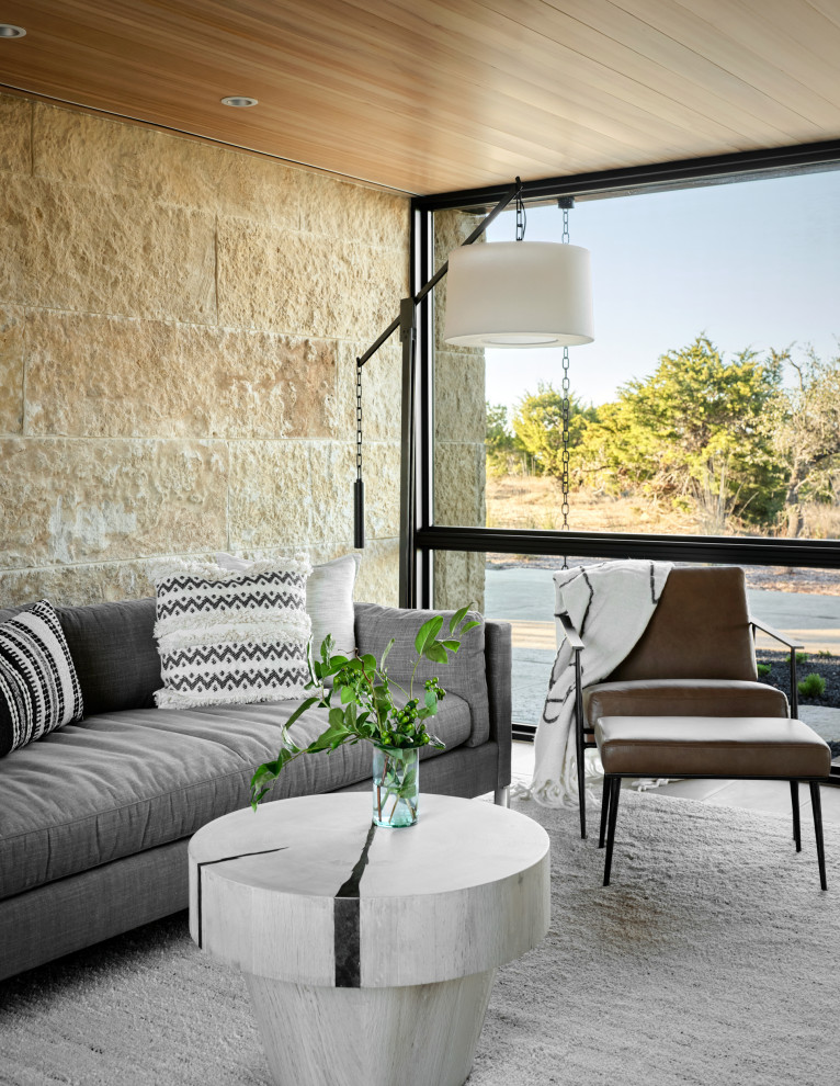 Идея дизайна: маленькая открытая гостиная комната в современном стиле с оранжевыми стенами, полом из известняка, телевизором на стене, бежевым полом и деревянным потолком для на участке и в саду