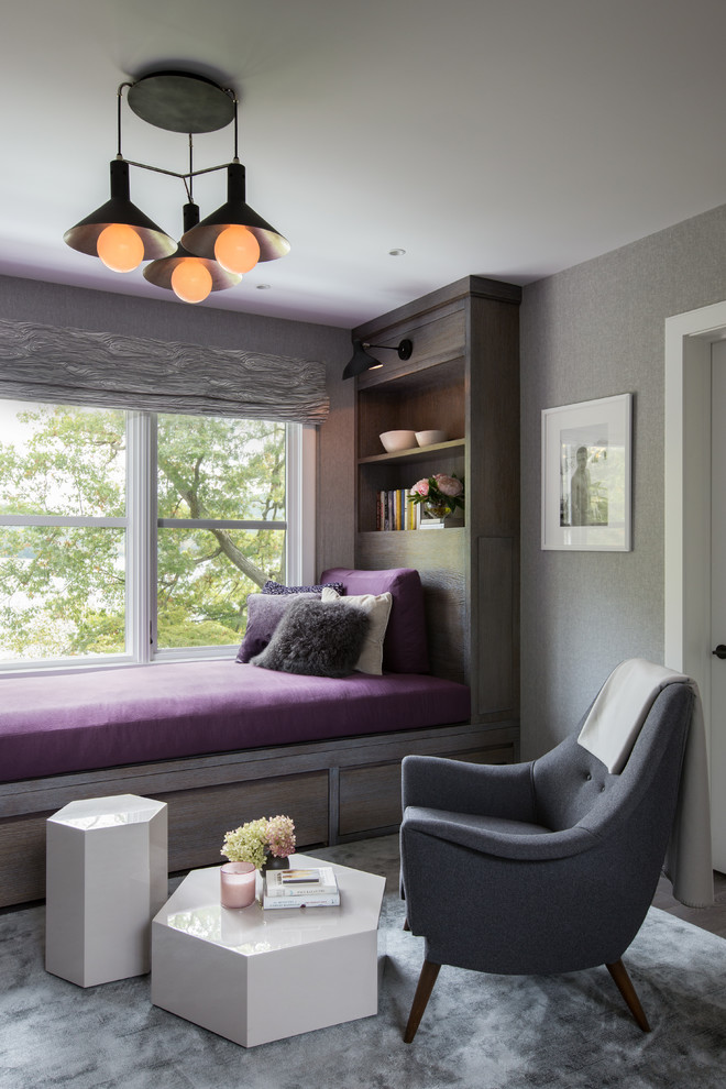 На фото: гостиная комната в современном стиле с с книжными шкафами и полками, серыми стенами и ковром на полу