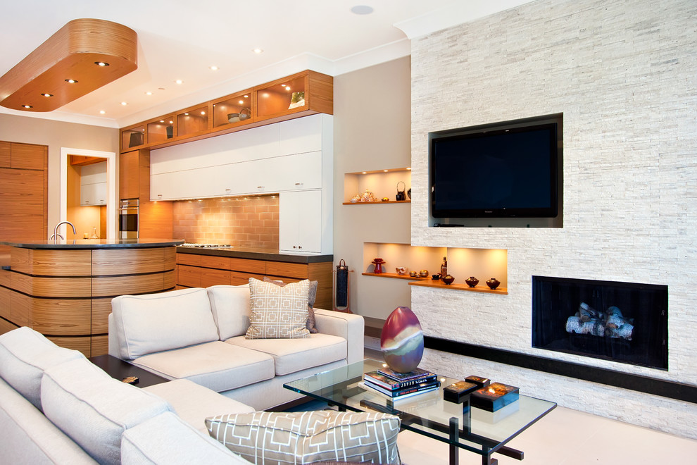 Réalisation d'une salle de séjour design ouverte avec un mur beige, une cheminée standard et un téléviseur fixé au mur.