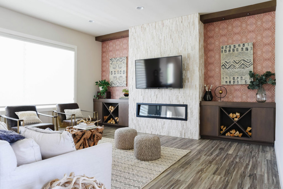 Diseño de sala de estar abierta minimalista con suelo de baldosas de porcelana, chimenea lineal, piedra de revestimiento, televisor colgado en la pared y papel pintado