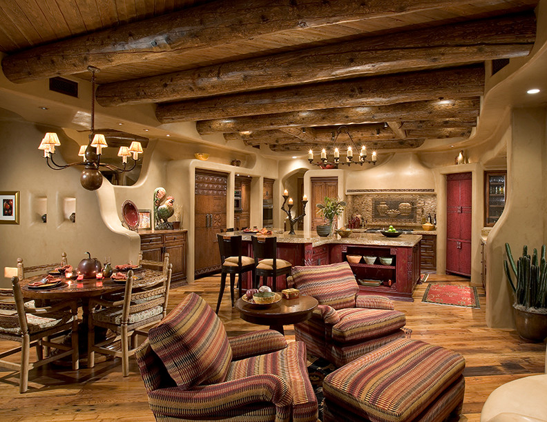 Modelo de sala de estar abierta de estilo americano grande con paredes beige, suelo de madera en tonos medios y suelo marrón