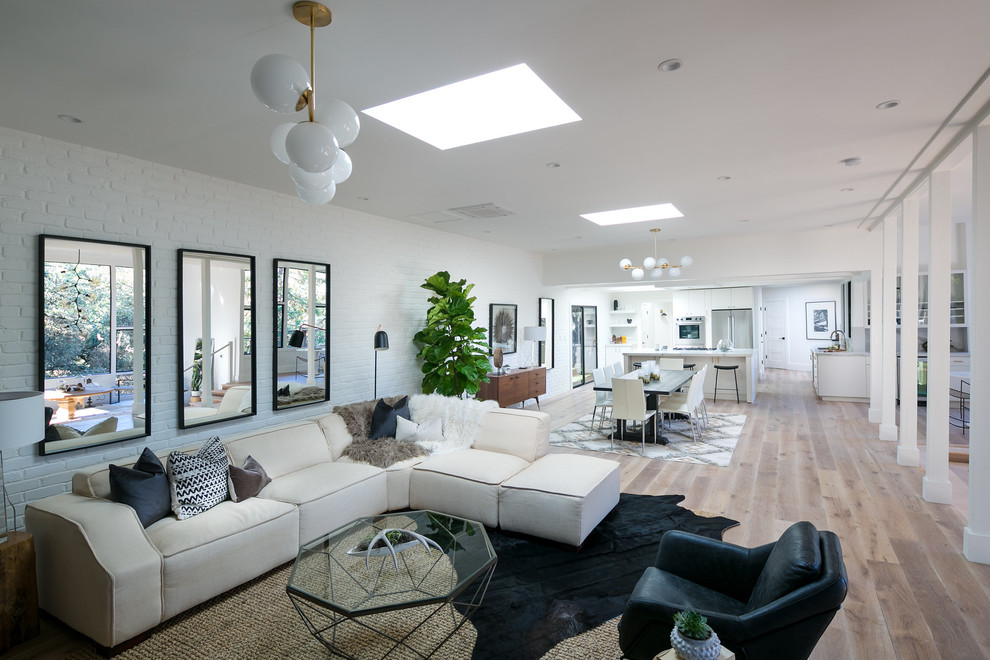 Großes, Offenes Retro Wohnzimmer mit weißer Wandfarbe, hellem Holzboden, Kamin, Kaminumrandung aus Beton und weißem Boden in San Francisco