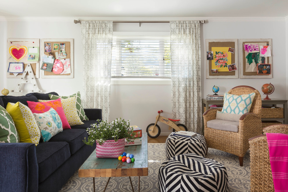 Diseño de sala de estar bohemia con paredes blancas y suelo de madera en tonos medios