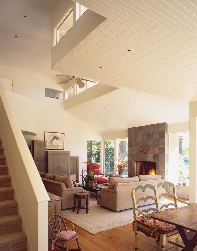 Mittelgroßes, Offenes Klassisches Wohnzimmer mit braunem Holzboden und Kamin in San Francisco