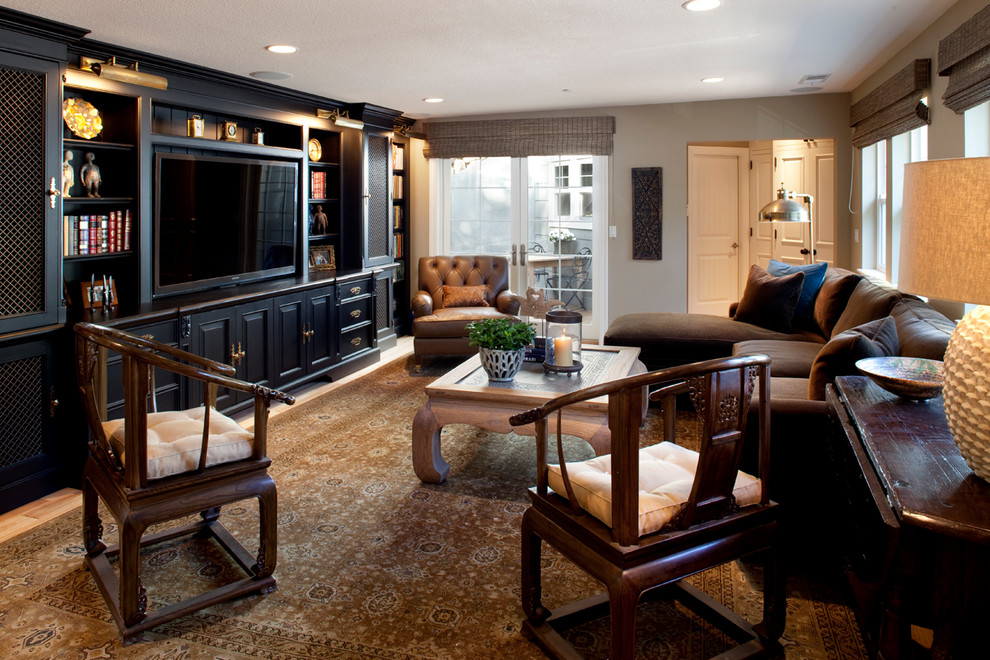 На фото: изолированная гостиная комната среднего размера в современном стиле с серыми стенами, мультимедийным центром, ковровым покрытием, коричневым диваном и ковром на полу