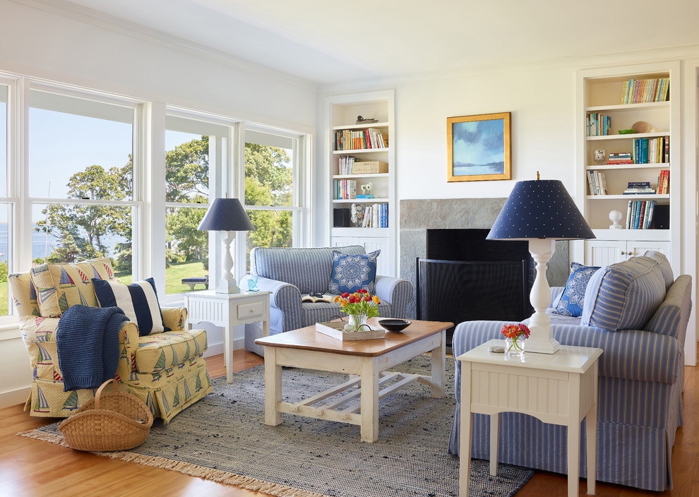 Maritimes Wohnzimmer mit weißer Wandfarbe, braunem Holzboden, Kamin und braunem Boden in Boston