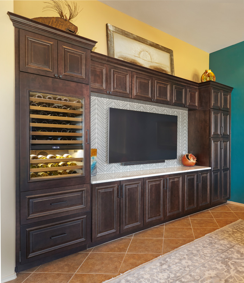 Foto di un soggiorno classico di medie dimensioni e aperto con pareti blu, pavimento in gres porcellanato, TV a parete e pavimento marrone