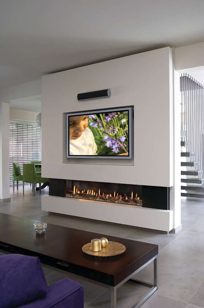デンバーにあるコンテンポラリースタイルのおしゃれなファミリールーム (白い壁、セラミックタイルの床、横長型暖炉、漆喰の暖炉まわり、壁掛け型テレビ) の写真