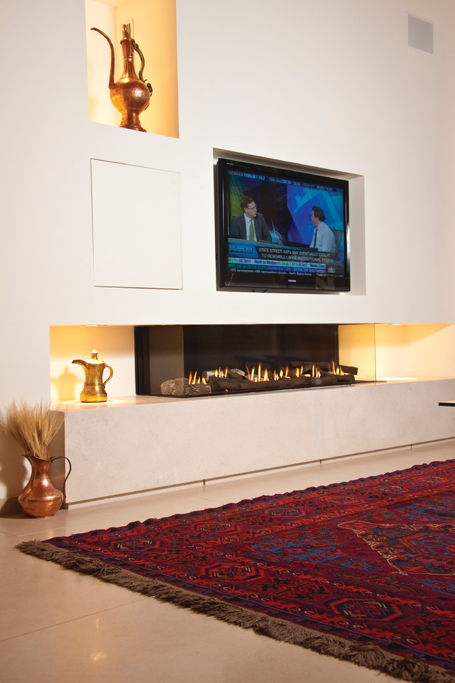 Cette photo montre une salle de séjour tendance avec un mur blanc, un sol en carrelage de céramique, une cheminée ribbon, un manteau de cheminée en plâtre et un téléviseur fixé au mur.