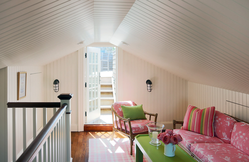 Foto di un piccolo soggiorno stile marino chiuso con pareti bianche e pavimento in legno massello medio