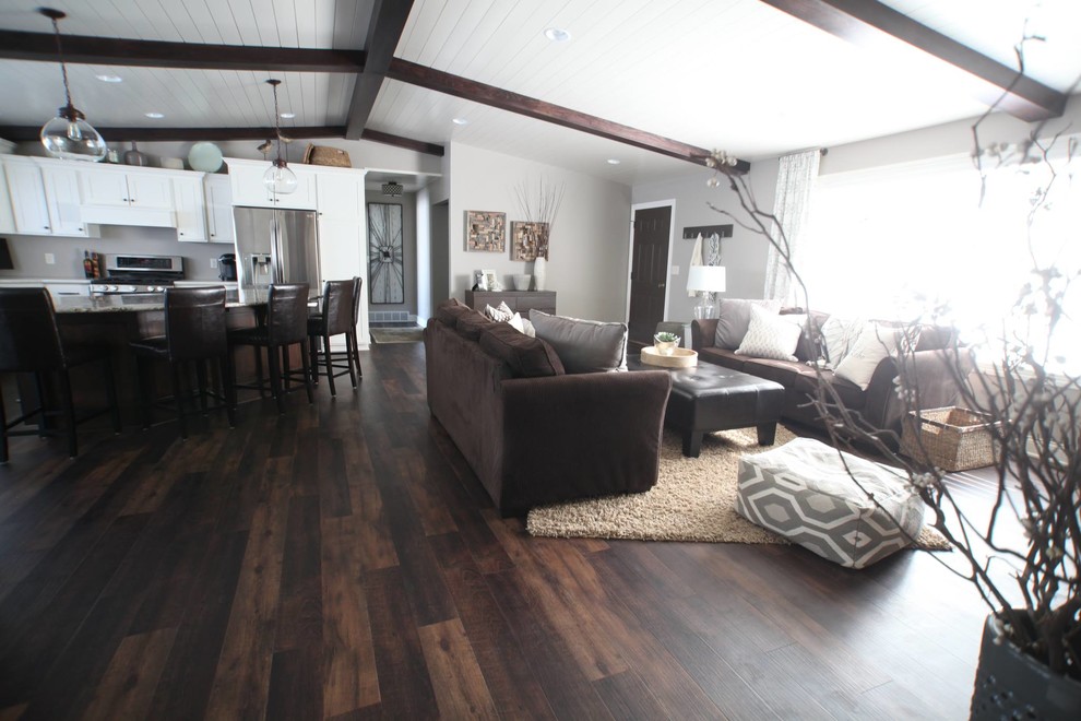 Diseño de sala de estar abierta clásica renovada de tamaño medio con paredes grises, suelo de madera oscura, todas las chimeneas, marco de chimenea de ladrillo y televisor independiente