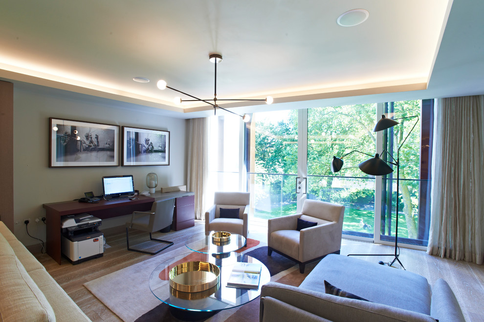 Immagine di un soggiorno contemporaneo con pareti beige, pavimento in legno massello medio e pavimento marrone