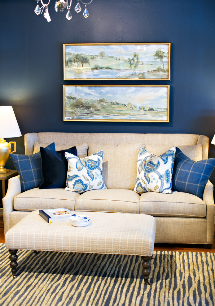 Immagine di un grande soggiorno classico con pareti blu e pavimento in legno massello medio