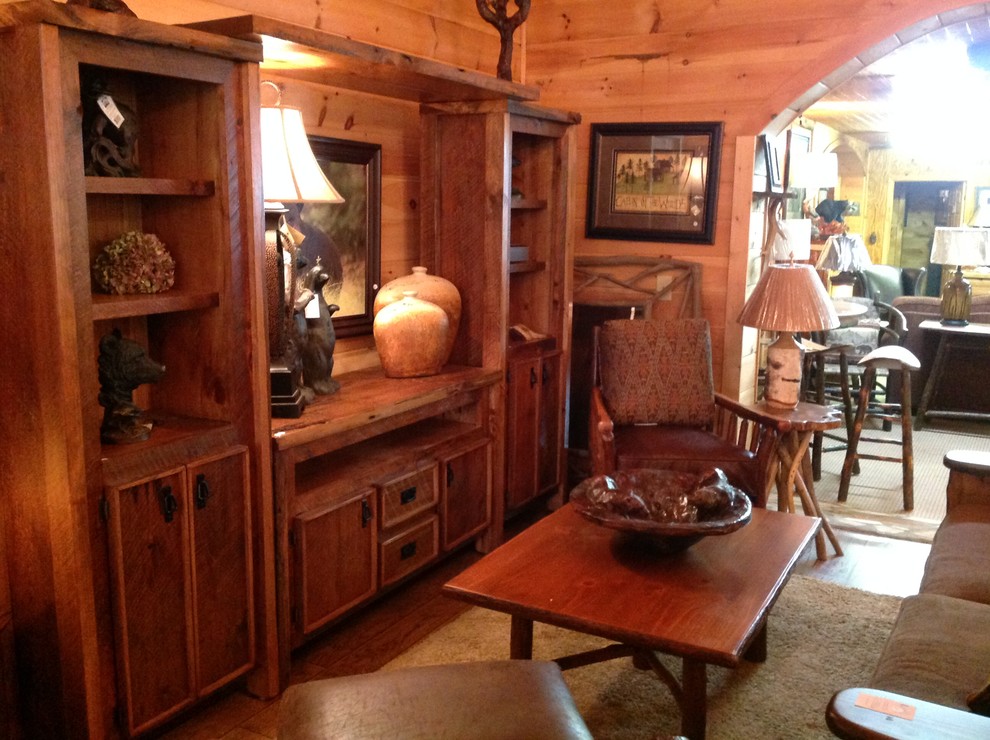 Foto de sala de estar abierta rural de tamaño medio sin chimenea con paredes marrones, suelo de madera oscura, televisor independiente y suelo marrón
