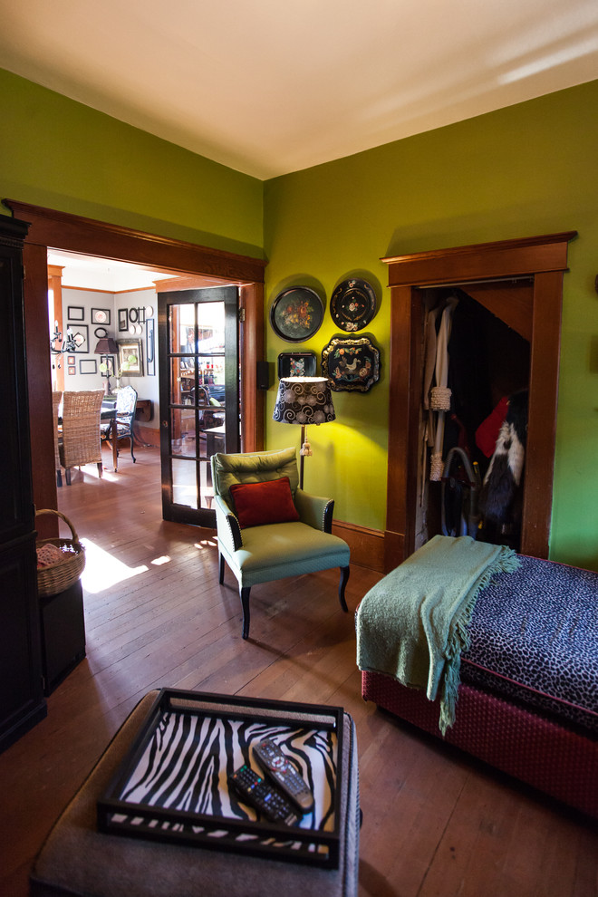На фото: маленькая изолированная гостиная комната в стиле фьюжн с зелеными стенами, темным паркетным полом и скрытым телевизором без камина для на участке и в саду