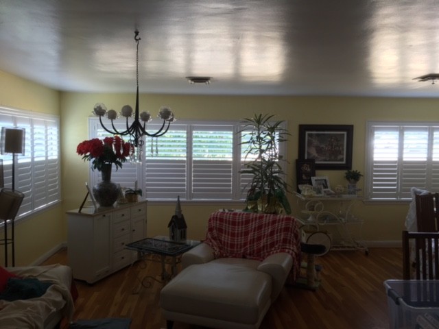 Ejemplo de sala de estar abierta campestre grande sin chimenea y televisor con paredes amarillas y suelo de madera clara