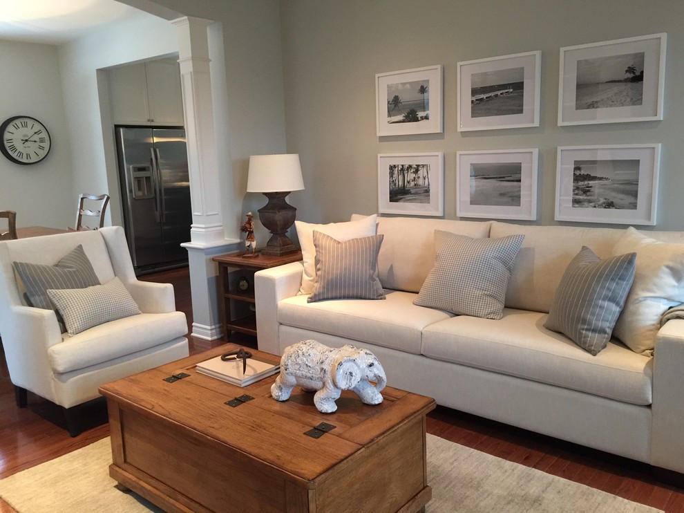 Modelo de sala de estar abierta tradicional renovada de tamaño medio con paredes grises, suelo de contrachapado y suelo marrón