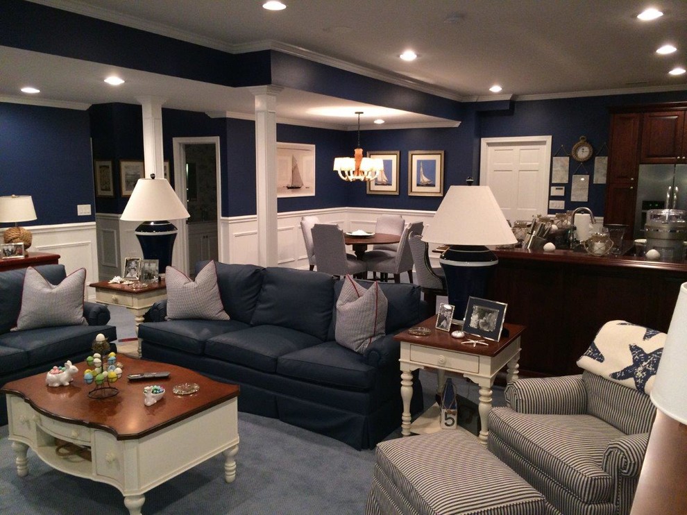 Foto de sala de estar abierta marinera sin chimenea con paredes azules, moqueta y televisor colgado en la pared