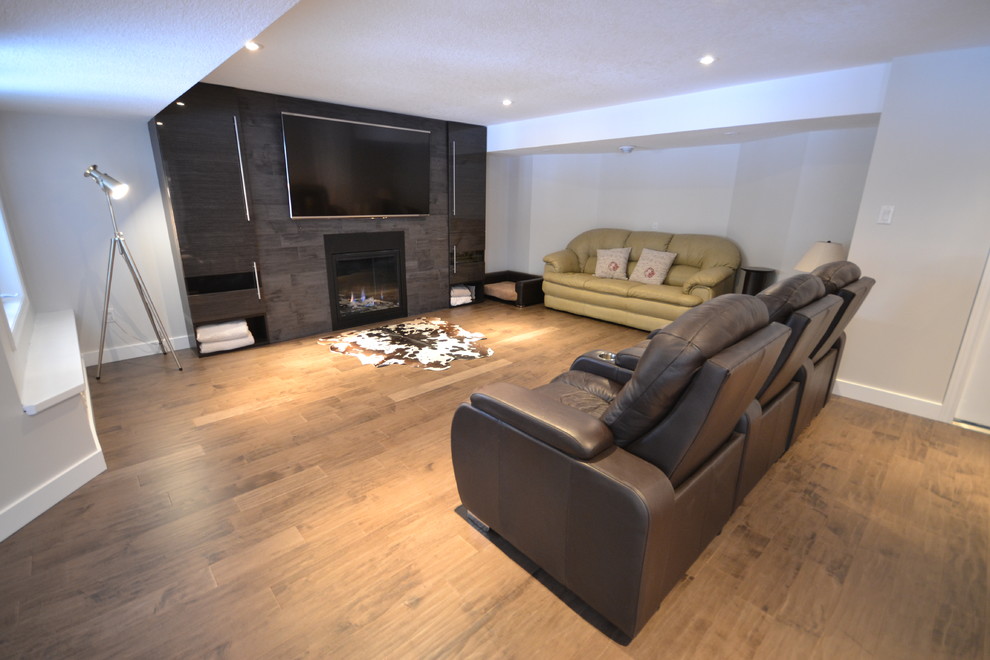 Свежая идея для дизайна: гостиная комната в классическом стиле с фасадом камина из дерева - отличное фото интерьера