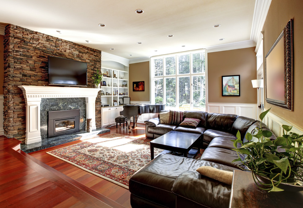 Cette image montre une salle de séjour traditionnelle avec un mur marron, un sol en bois brun, une cheminée standard et un sol marron.