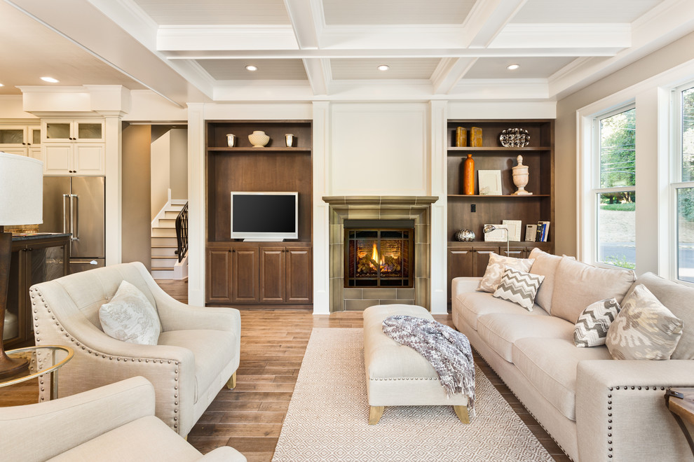 Idées déco pour une grande salle de séjour classique ouverte avec un mur blanc, une cheminée standard, un manteau de cheminée en carrelage, un sol marron, un sol en bois brun et un téléviseur indépendant.