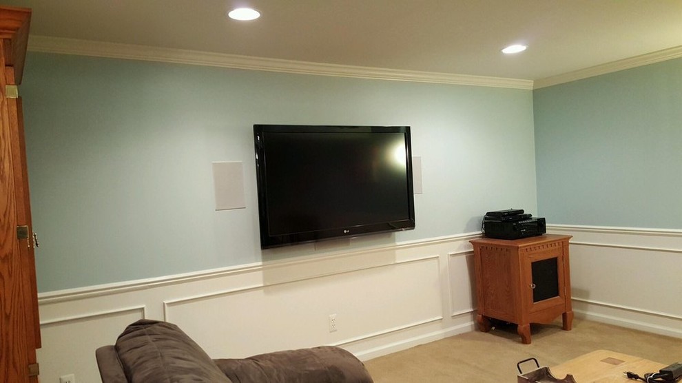 Свежая идея для дизайна: изолированная гостиная комната среднего размера в классическом стиле с синими стенами, ковровым покрытием и телевизором на стене без камина - отличное фото интерьера