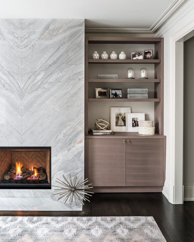 トロントにある中くらいなコンテンポラリースタイルのおしゃれなファミリールーム (白い壁、濃色無垢フローリング、標準型暖炉、茶色い床、石材の暖炉まわり、白い天井) の写真